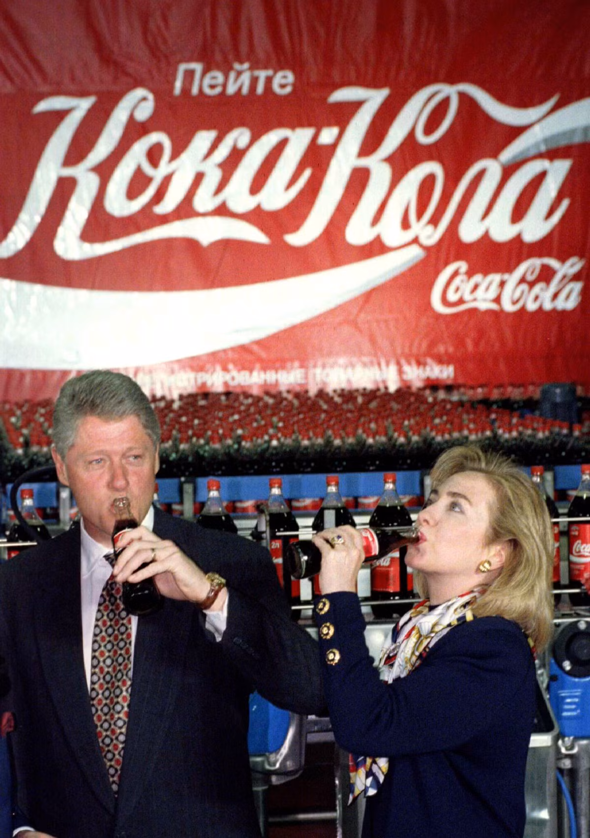 Tổng thống Mỹ Bill Clinton và Đệ nhất phu nhân Hillary Rodham Clinton uống coca cola khi đến thăm nhà máy sản xuất của hãng này ở Moscow năm 1995.