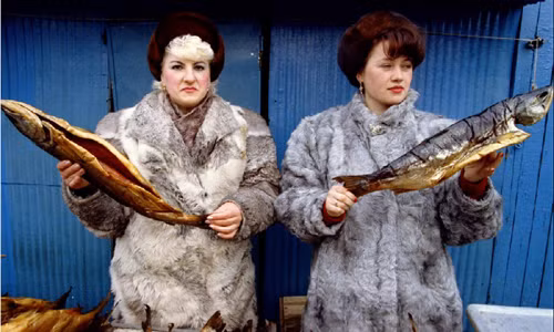 Hai thương nhân người Nga cầm trên tay những mặt hàng mà họ kinh doanh tại khu chợ ở Petropavlovsk tháng 3/1993.