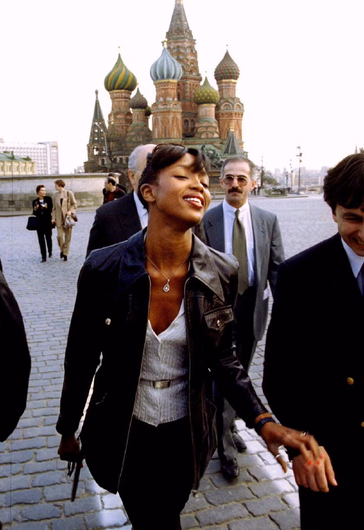 Siêu mẫu nước Anh Naomi Campbell có khoảng thời gian vui vẻ khi ở Quảng trường Đỏ, Moscow tháng 4/1995.