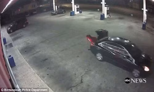 Co gai lieu minh nhay khoi cop xe, chay tron ke bat coc