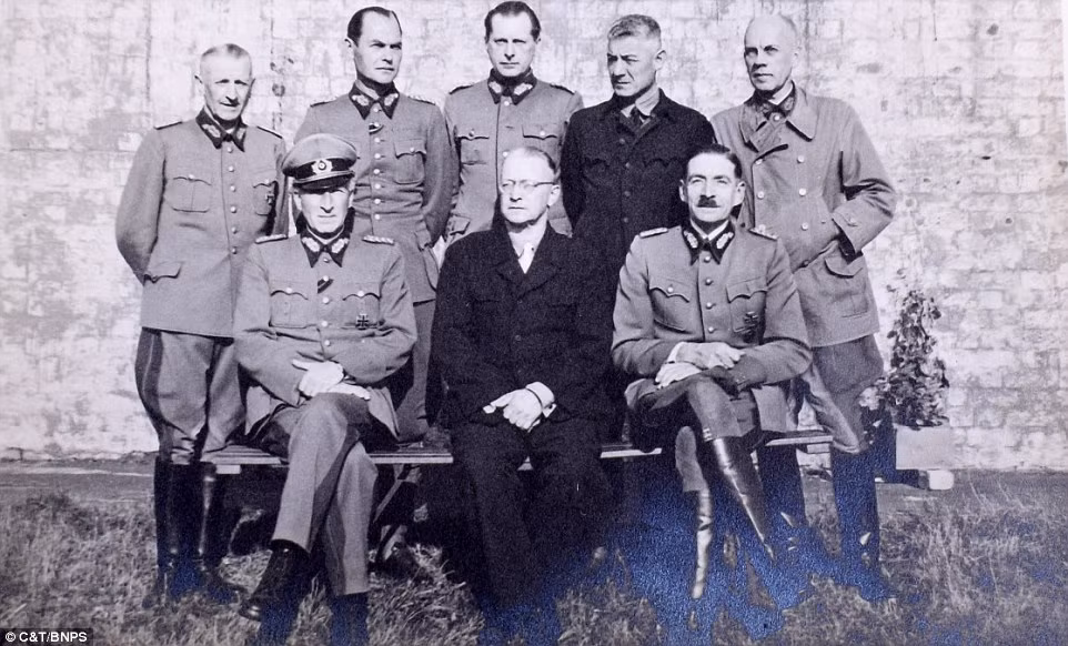 Trại tù binh chiến tranh này là nơi giam giữ hơn 160 sĩ quan quân đội cấp cao như thống chế, đô đốc, cố vấn thân cận nhất của Hitler.