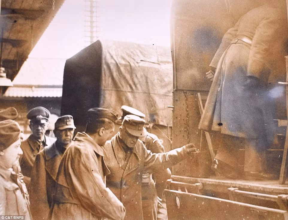 Trong ảnh là quan chức cấp cao phát xít Đức Heinrich Eberbach giúp đỡ một tù binh chiến tranh lớn tuổi lên xe vận tải tại trại tù binh ở Bridgend. Eberbach bị quân đồng minh bắt giữ sau cuộc chiến với quân đội Anh ở Amiens, miền Bắc nước Pháp.