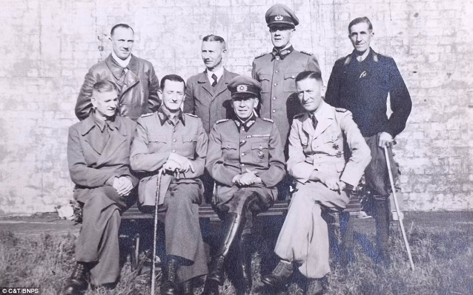 Một số quan chức cấp cao phát xít Đức ở trại tù binh này phải dùng đến gậy chống do tuổi cao hoặc bị các chấn thương.