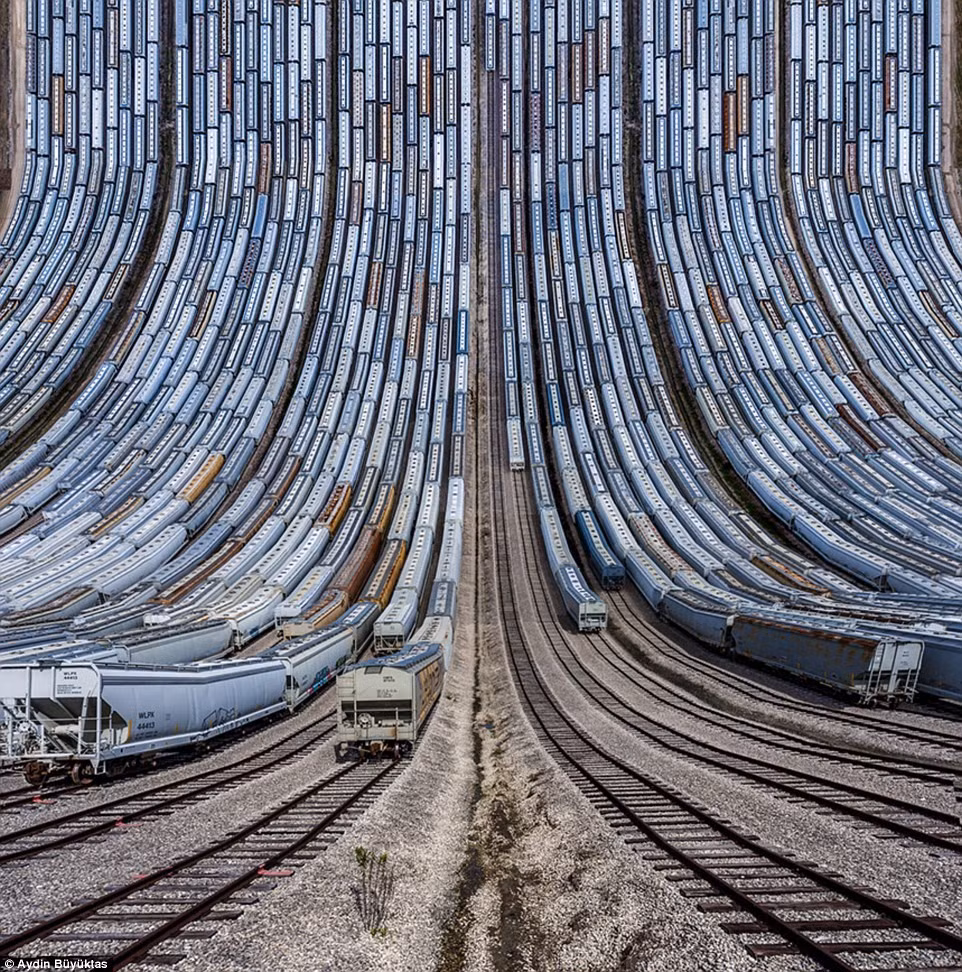 Dãy xe lửa bất động trên đường ray ở bang Texas. Tác giả bộ ảnh là nghệ sĩ người Thổ Nhĩ Kỳ Aydin Buyuktas. Anh đã đi hơn 16.000 km khắp nước Mỹ để tìm kiếm những địa điểm chụp hình độc đáo.