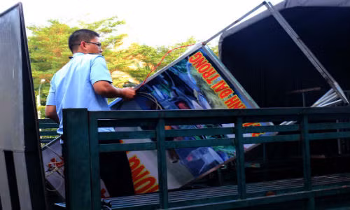 Những hộ kinh doanh không chấp hành, để biển quảng cáo lân chiếm vỉa hè đã bị đoàn kiểm tra lập biên bản, xử lý.