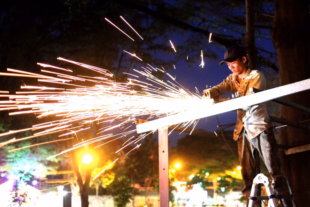 Tối cùng ngày, mái che khung sắt của một căn nhà vắng chủ lòi ra ngoài khoảng 4 m đã bị lực lượng chức năng xử lý, cắt bỏ phần vi phạm.