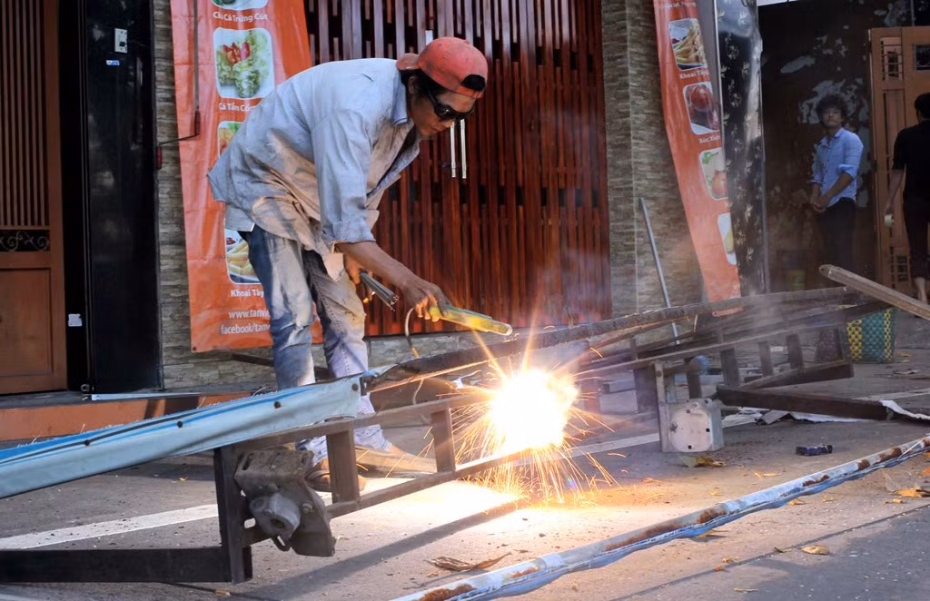 Nhiều hộ dân khác cũng tuân thủ lời nhắc nhở của vị chủ tịch, cho tháo dỡ nhiều mái che, biển quáng cáo lấn chiếm vỉa hè.