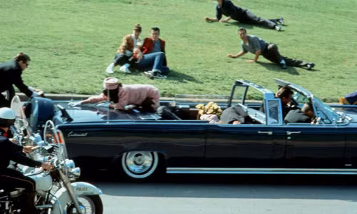  Bức ảnh gây ám ảnh ghi lại khoảnh khắc Tổng thống Mỹ John F. Kennedy bị ám sát khi ngồi kế bên vợ - Đệ nhất phu nhân Jackie Kennedy ở Dallas, bang Texas ngày 22/11/1963. Lee Harvey Oswald chính là tay súng bắn đã nã đạn về phía Tổng thống Kennedy khiến ông chủ Nhà Trắng bị thương nặng và qua đời không lâu sau khi được đưa đến bệnh viện. Sự kiện này đã gây chấn động dư luận Mỹ và thế giới.