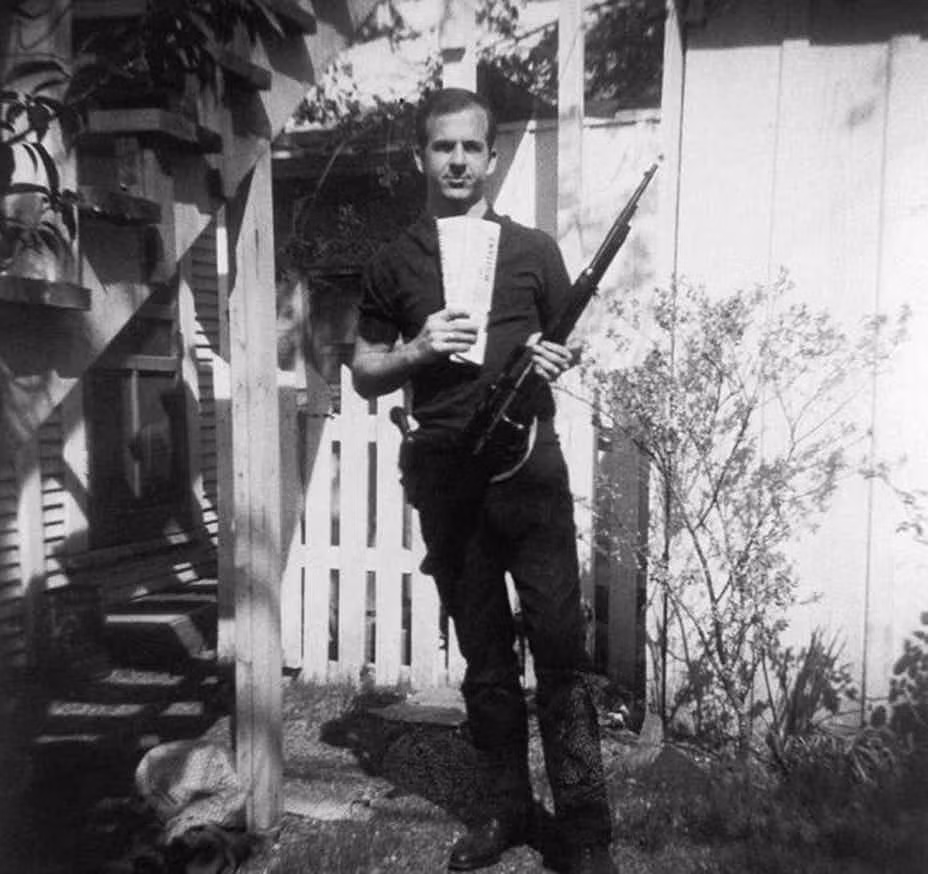 Vụ ám sát Tổng thống Mỹ John F. Kennedy là sự kiện gây chấn động thế giới thời điểm đó. Sau khi Lee Harvey Oswald bị bắt về tội ám sát Tổng thống Mỹ, người ta đã tìm hiểu sâu hơn về tên sát thủ này. Do vậy, người ta đã tìm được một bức ảnh sát thủ này cầm trên tay một khẩu súng.