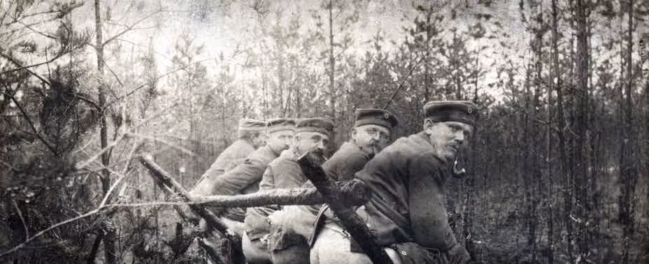 Một nhóm binh sĩ phát xít Đức khá thích thú khi chụp ảnh cùng với những chiếc tẩu thuốc.