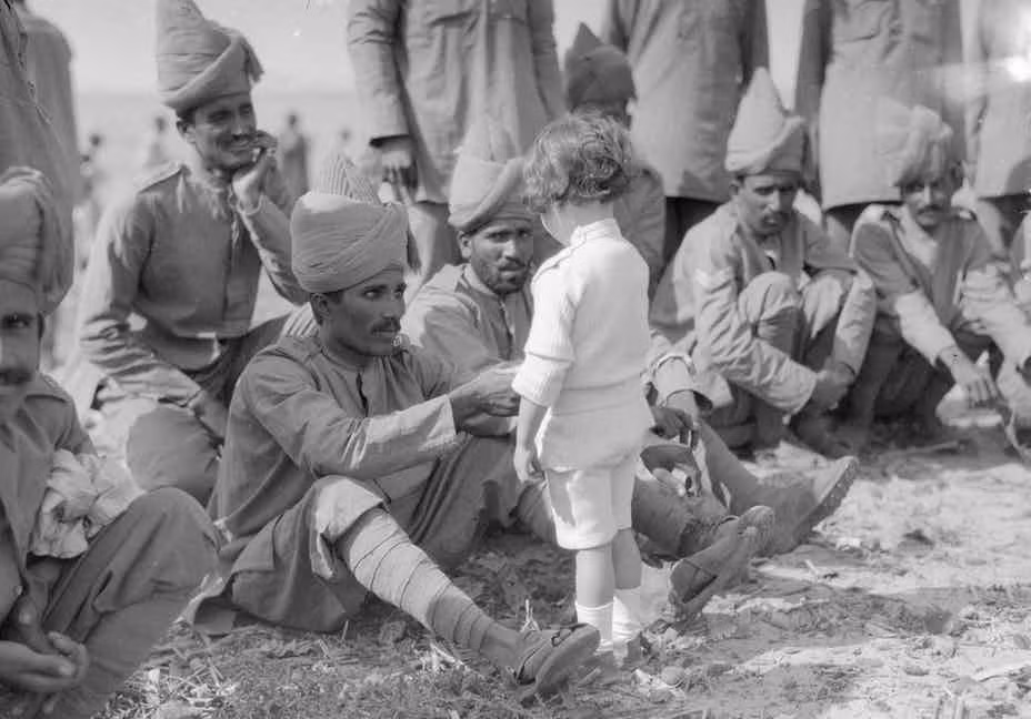 Trong Chiến tranh thế giới 1, Ấn Độ đã cử một số binh sĩ tham gia chiến đấu cùng các lực lượng Anh và Pháp ở châu Âu. Trong ảnh là một cậu bé người Pháp đến chào hỏi một số quân nhân Ấn Độ khi họ được điều tới chiến trường Marseilles.