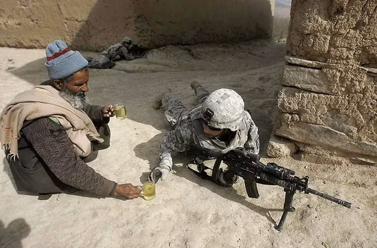 Một người đàn ông Afghanistan có hành động tử tế khi mang trà cho một lính Mỹ khi làm nhiệm vụ tuần tra. Trong hơn 1 thập kỷ qua, sự can thiệp của Mỹ vào Afghanistan đã gây ra tổn thất không nhỏ về người và tài sản.