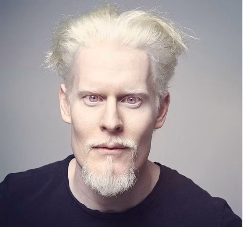 Stephen Thompson cũng là một người mẫu. Anh chưa bao giờ nghĩ mình sẽ trở thành người mẫu. Một ngày, một nhiếp ảnh gia đã ấn tượng với Thompson và mời anh chụp ảnh tạp chí. Sự nghiệp người mẫu của anh bắt đầu từ đó. Hiện anh thường xuyên xuất hiện trên các tạp chí thời trang và là người mẫu đại diện cho nhiều thương hiệu lớn.