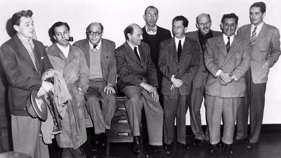 Trong thập niên 1940-1950, nhà biên kịch Dalton Trumbo là thành viên của The Hollywood Ten - nhóm 10 nghệ sĩ Hollywood đầu tiên bị kết tội coi thường Quốc hội nước Mỹ vì từ chối trả lời mối quan hệ giữa họ với Đảng Cộng sản. Vì vậy, họ bị đưa vào danh sách đen (Hollywood blacklist) dẫn đến bị hủy hợp đồng, không thể làm việc và kiếm tiền bằng nghề nghiệp yêu thích, cũng như bị nhiều người bạn thân thiết một thời xa lánh, phủ nhận. Đây là một sự kiện nổi tiếng thời Chiến tranh Lạnh.