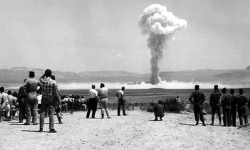 Trong thời kỳ Chiến tranh Lạnh, Mỹ đã thực hiện nhiều vụ thử hạt nhân. Bức ảnh này được chụp năm 1962 ghi lại hình ảnh đám mây hình nấm nhỏ được tạo thành trong vụ thử hạt nhân có tên là "Small Boy".