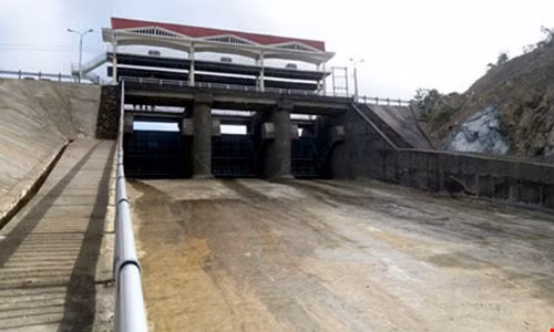 Ba thanh nien tu y mo van ho chua gay ra lu quet sau cuoc nhau