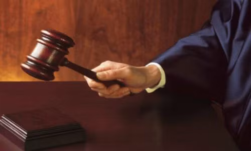 Cha kien con gai ra toa, doi lai hoc phi ca goc lan lai