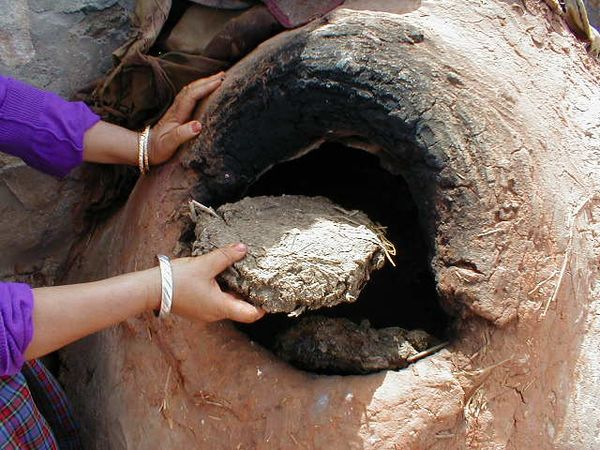 Trong mắt người Tây Tạng, phân bò là một loại của cải, nhà nào có nhiều phân bò hơn chứng tỏ họ có nhiều tiền. Để chứng tỏ nhà mình khá giả, họ đắp phân bò lên tường phơi khô.