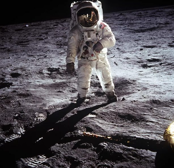 Được cho là đến từ gần chân không, thứ mùi cay cay này là sự kết hợp giữa 3 yếu tố: miếng thịt nướng bị cháy, kim loại nóng chảy và khói hàn. Hỗn hợp đó tồn tại gần như ở khắp mọi nơi trong vũ trụ, bắt nguồn từ cái chết của những ngôi sao.