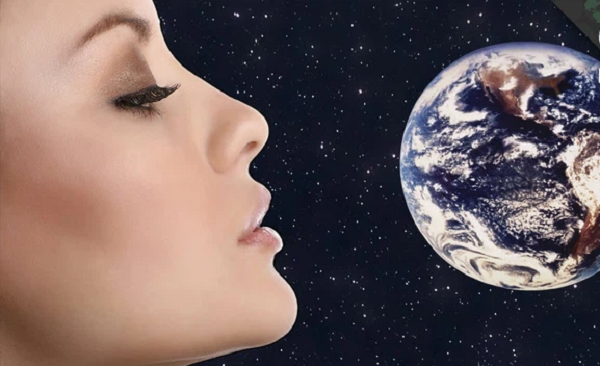 Steven Pearce - chuyên gia hóa học của NASA đồng thời là người tái tạo mùi không gian để giúp các nhà du hành làm quen trước khi thực hiện nhiệm vụ của mình cũng cho biết, mùi kim loại trong đó còn có thể là do sự chuyển động thải ra năng lượng cao của các ion.