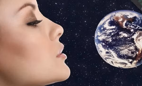 Steven Pearce - chuyên gia hóa học của NASA đồng thời là người tái tạo mùi không gian để giúp các nhà du hành làm quen trước khi thực hiện nhiệm vụ của mình cũng cho biết, mùi kim loại trong đó còn có thể là do sự chuyển động thải ra năng lượng cao của các ion.