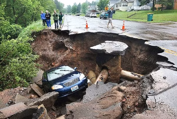 Một hố sụt hình thành khi bề mặt của mặt đất không còn được hỗ trợ bởi bất cứ thứ gì ở phía bên dưới nó. Trên thực tế, bên dưới bề mặt của đất có những lớp đất và đá khác nhau. Đôi khi, có thể có một lỗ hổng hình thành mà bạn không hề biết tới sự hiện diện của nó.