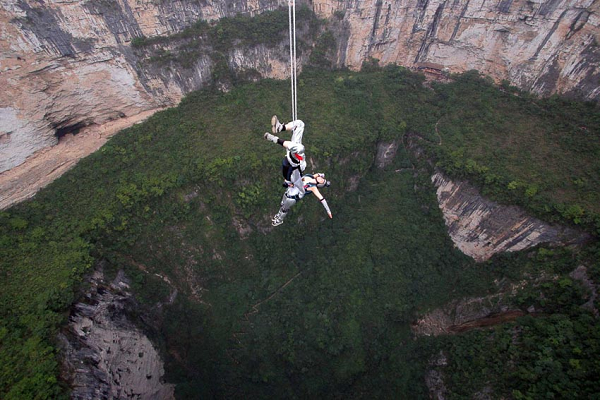Nếu gặp phải một hố sụt trong thực tế, điều đầu tiên cần làm là tránh xa các cạnh của nó. Khi hố sụt chìm xuống, các cạnh có thể mở rộng hố ra. Quá trình này thậm chí có thể kéo dài vài ngày, hoặc lâu hơn nếu có mưa.