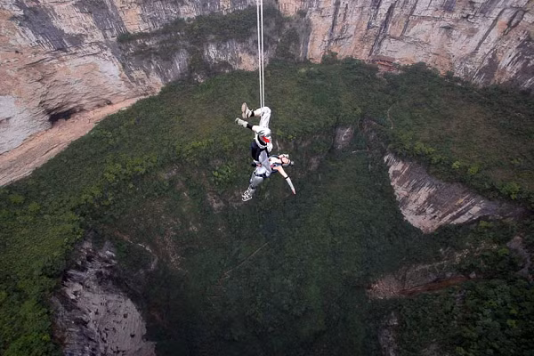 Nếu gặp phải một hố sụt trong thực tế, điều đầu tiên cần làm là tránh xa các cạnh của nó. Khi hố sụt chìm xuống, các cạnh có thể mở rộng hố ra. Quá trình này thậm chí có thể kéo dài vài ngày, hoặc lâu hơn nếu có mưa.