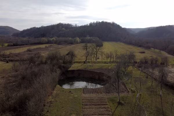 Hơn hai tháng kể từ khi trận động đất xảy ra, người dân vùng bị ảnh hưởng càng thêm lo lắng khi những hố sụt liên tục xuất hiện.