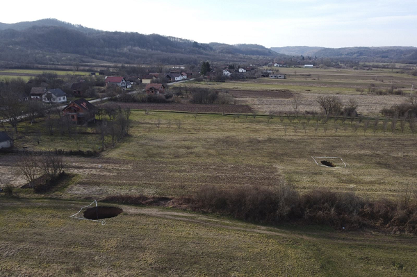 Tomo Medved, người đứng đầu lực lượng đặc nhiệm đối phó với hậu quả, nói với Đài phát thanh Croatia rằng số lượng hố sụt ở thành phố Kukuruzari đã tăng từ 40 vào tuần trước lên hơn 70.