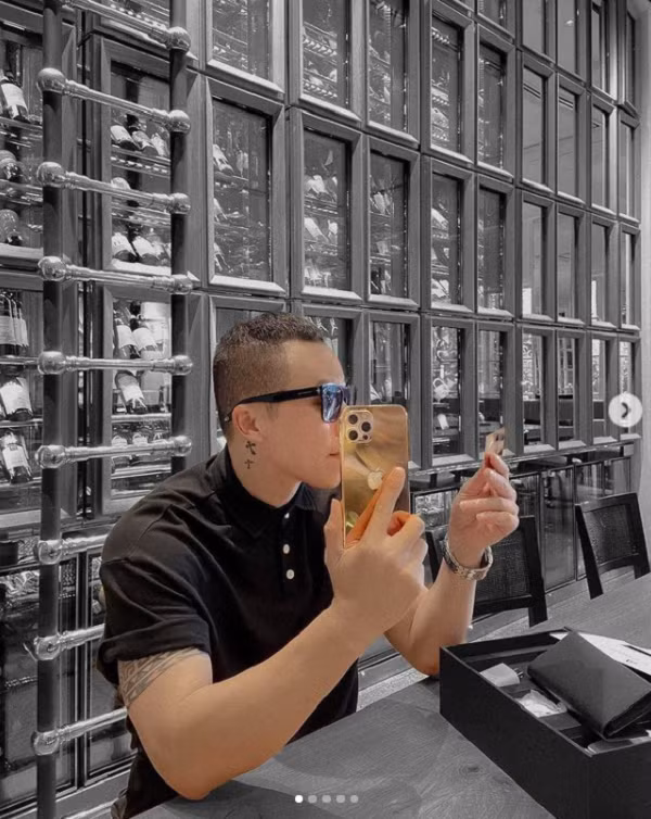 Cận cảnh chiếc iPhone 12 mạ vàng ông bầu Vũ Khắc Tiệp vừa được tặng, cả thế giới chỉ có 500 chiếc như vậy.