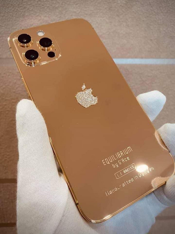 Điển hình như không thể sử dụng tính năng sạc không dây, cũng như không đủ tiêu chuẩn chống nước IP68. Dù sao, đơn vị chế tác khẳng định sóng và tình trạng hoạt động của máy không bị ảnh hưởng.