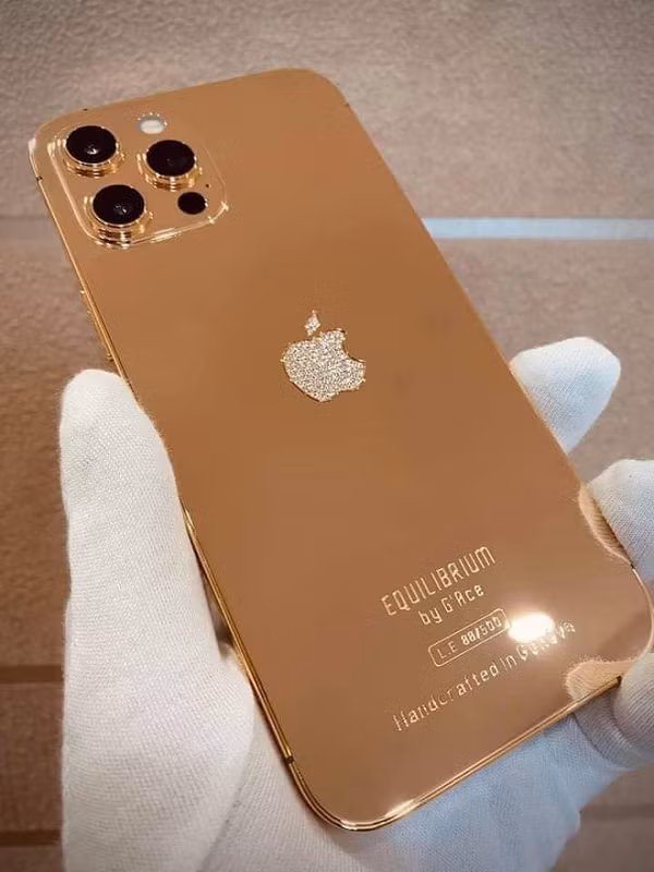 Điển hình như không thể sử dụng tính năng sạc không dây, cũng như không đủ tiêu chuẩn chống nước IP68. Dù sao, đơn vị chế tác khẳng định sóng và tình trạng hoạt động của máy không bị ảnh hưởng.