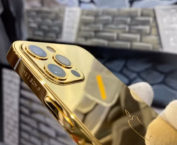 Lớp phủ bằng vàng cũng thay đổi sắc thái tuỳ góc, cường độ ánh sáng phản chiếu. Máy cũng dễ bám bụi và xước hơn.