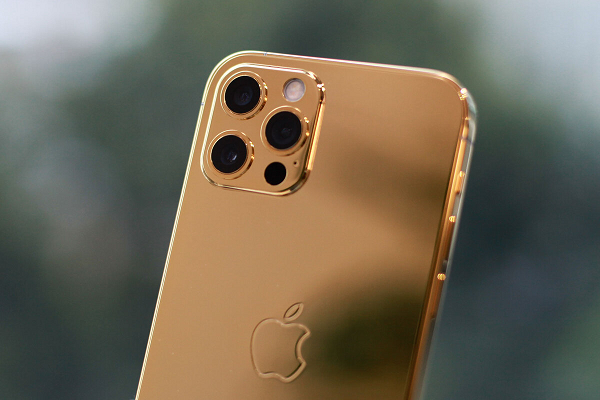 Cụm máy ảnh cũng được phủ vàng sáng bóng. iPhone 12 Pro được trang bị thêm cảm biến LiDAR, khác ba ống kính chính, mặt kính của cảm biến này được phủ một lớp kính đặc biệt, không phải loại trong suốt.