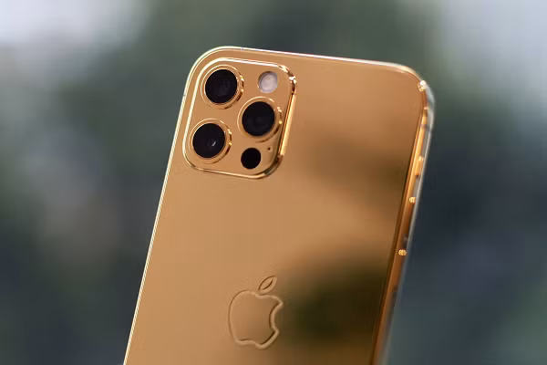 Cụm máy ảnh cũng được phủ vàng sáng bóng. iPhone 12 Pro được trang bị thêm cảm biến LiDAR, khác ba ống kính chính, mặt kính của cảm biến này được phủ một lớp kính đặc biệt, không phải loại trong suốt.