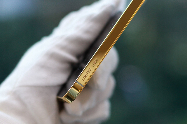 Phần khung thép được mạ vàng sáng bóng, trông bắt mắt. Tất cả phím cứng, khay sim đều được mạ vàng.