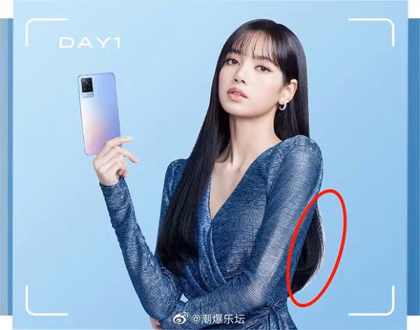 Trong bức ảnh khác, với phần tóc của Lisa chưa được tỉa tót kĩ càng và còn dính nguyên cả mảng nền trắng. Bên cạnh đó, hình ảnh điện thoại trên tay nữ idol dường như có độ phân giải khá thấp, cắt ghép xong mà vẫn lởm chởm răng cưa xung quanh.