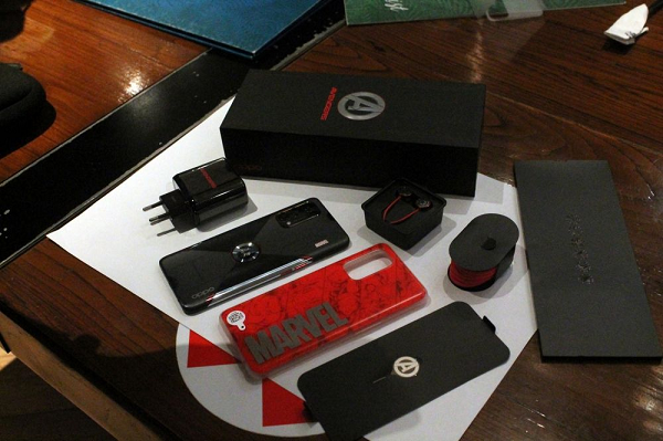 Theo OPPO, hãng đã sử dụng vật liệu TPU để đảm bảo độ bền và nhẹ, ốp lưng được hoàn thiện bằng kỹ thuật IML (In-Molding Labeling), với hình ảnh các siêu anh hùng được sơn bên trong và logo Marvel sơn bên ngoài lớp vỏ tạo hiệu ứng nổi 3D ấn tượng.