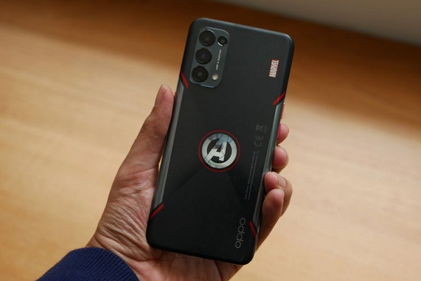 Phiên bản đặc biệt lần này có tên OPPO Reno5 Marvel Edition. Thiết kế được lấy cảm hứng từ trang phục lượng tử mà các Avengers mặc trong bộ phim Avengers: Endgame.
