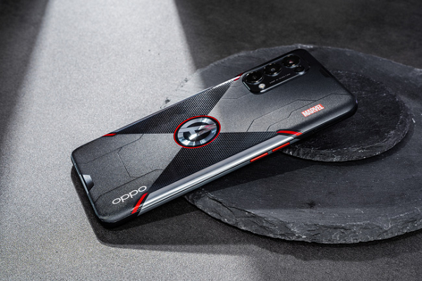 OPPO Reno5 Marvel Edition được trang bị màn hình AMOLED kích thước 6,4 inch, độ phân giải Full HD+ và tần số quét 90Hz