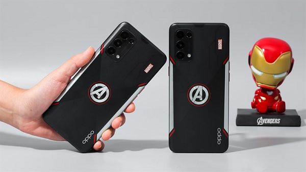 Đi kèm Reno5 Marvel Edition có một ốp bảo vệ được thiết kế theo phong cách đặc trưng của Marvel với tông nền màu đỏ in hình sáu Marvel Avengers gốc.