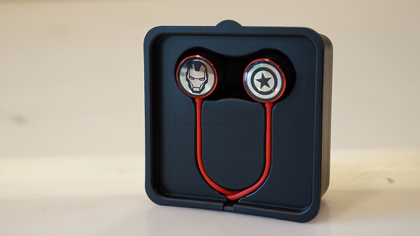 Phụ kiện đi kèm vô cùng đầy đủ bao gồm thân máy, củ sạc nhanh Super VOOC 2.0, cáp sạc USB-C màu đỏ, tai nghe cũng màu đỏ, que lấy sim hình khiên chữ "A" và một ốp lưng nhựa dẻo màu đỏ với logo "Marvel".