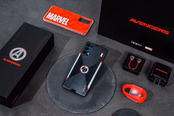 Nút nguồn của máy có màu đỏ điểm xanh lá giúp in đậm dấu ấn Marvel trong sản phẩm. Theo OPPO, khung viền của máy được hoàn thiện bằng kỹ thuật mạ điện, với một sọc đen tinh tế ở giữa được xử lý qua quá trình khắc laser.
