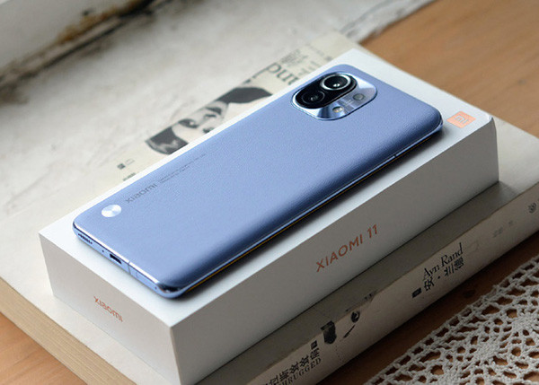 Xiaomi Mi 11 có hai lựa chọn màu sắc là xám hoặc xanh. Xiaomi cho biết lớp phủ mờ chống chói trên sản phẩm có khả năng chống bám dấu vân tay.