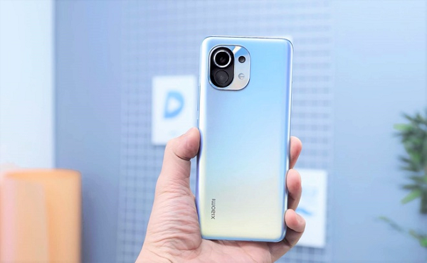 Nếu như ở phiên bản nội địa, Mi 11 khi bán ra không có củ sạc nhanh đi kèm sẵn thì ở phiên bản quốc tế, người dùng vẫn được tặng kèm củ sạc nhanh 55W sẵn trong hộp thay vì phải lấy riêng như khi mua ở thị trường Trung Quốc (mặc dù nó miễn phí).