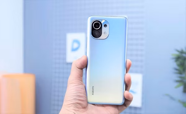 Nếu như ở phiên bản nội địa, Mi 11 khi bán ra không có củ sạc nhanh đi kèm sẵn thì ở phiên bản quốc tế, người dùng vẫn được tặng kèm củ sạc nhanh 55W sẵn trong hộp thay vì phải lấy riêng như khi mua ở thị trường Trung Quốc (mặc dù nó miễn phí).