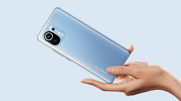 Cụm camera chính của máy đặt ở mặt lưng với kiểu thiết kế khác biệt so với thế hệ tiền nhiệm. Máy có màn hình AMOLED 6.81 inch 10-bit màu ở mặt trước với độ phân giải 2K+ và tần số quét 120Hz.