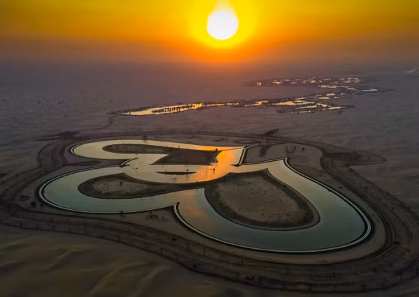 Để đánh giá toàn bộ vẻ đẹp của hồ, khách du lịch nên ngắm nhìn từ độ cao ít nhất 50 mét so với mặt đất.