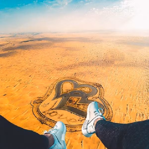 Hồ nhân tạo xuất hiện từ tháng 11/2018, nhưng thực sự bắt đầu gây chú ý sau khi thái tử Dubai, Sheikh Hamdan bin Mohammed bin Rashid Al Maktoum, chia sẻ bức ảnh về hồ tình yêu trên tài khoản Instagram cá nhân với lời nhắn 'Gửi tất cả các bạn'.